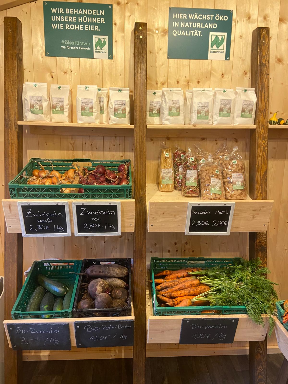 Mehl, Nudeln und Karotten im Hofladen Drexler